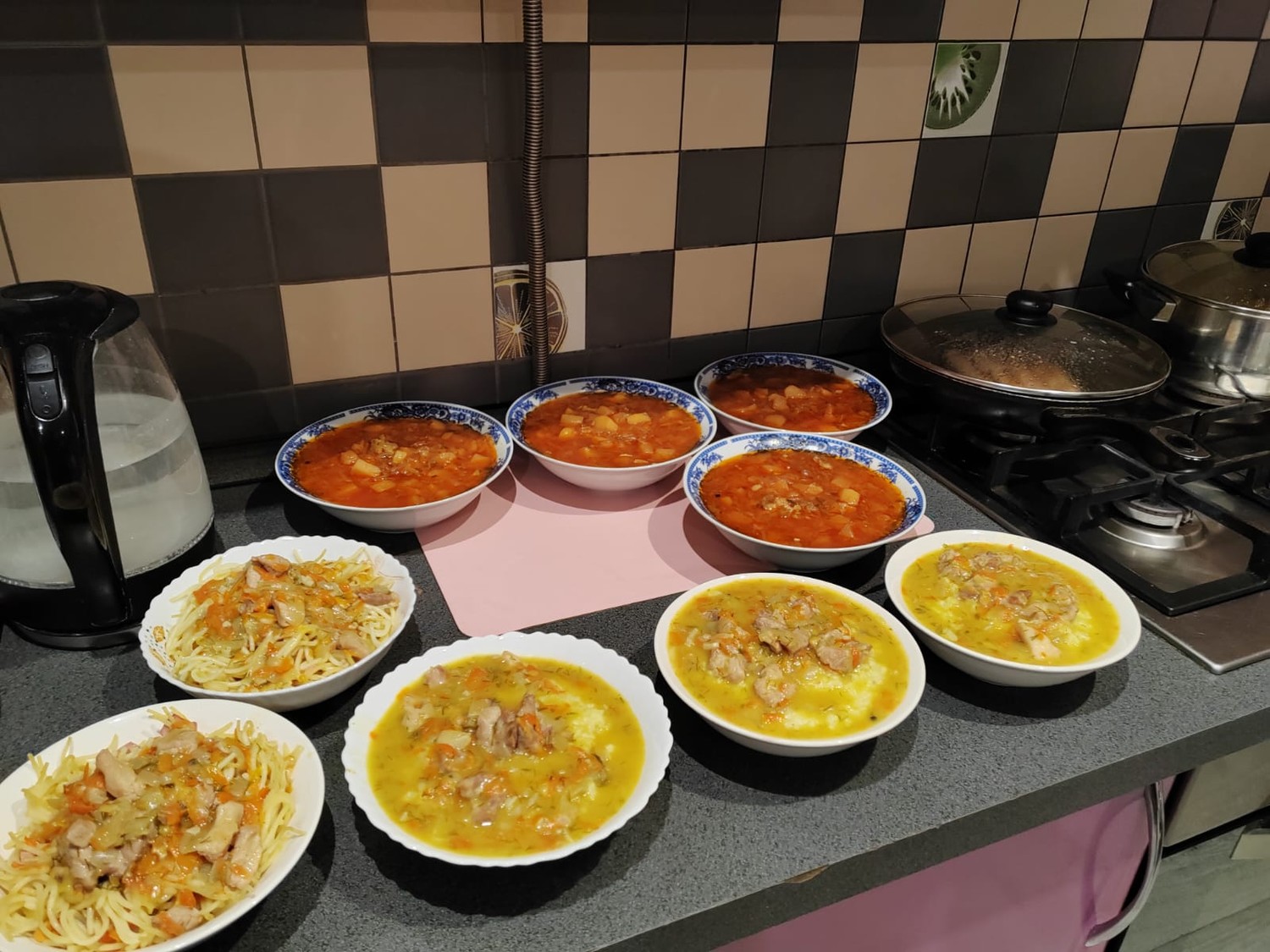 Уютный вечер с домашним борщом и пловом